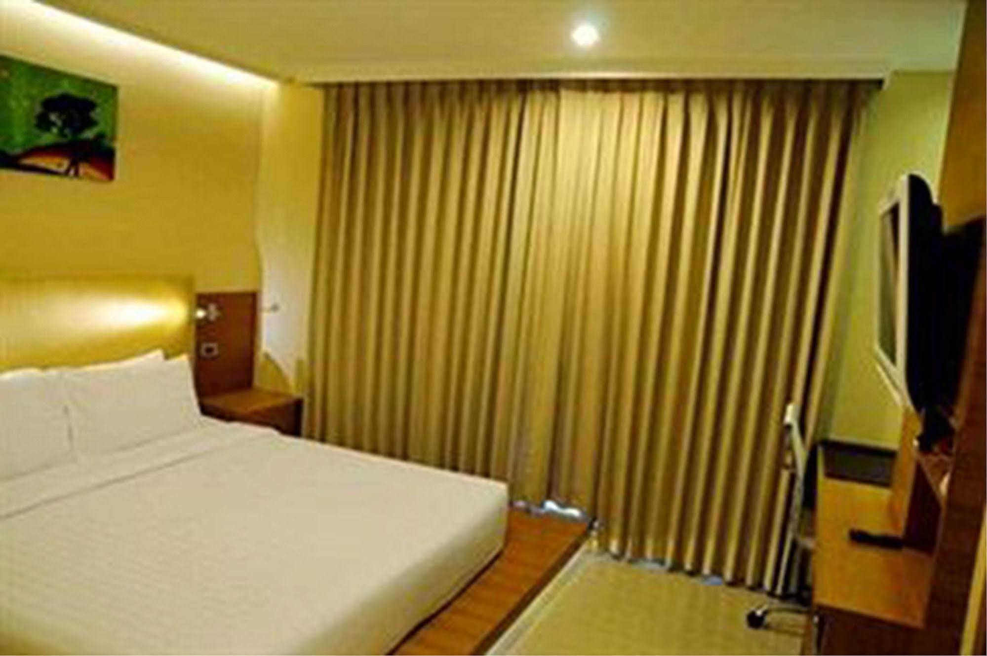 The Moonite Boutique Hotel Bangkok Exterior foto